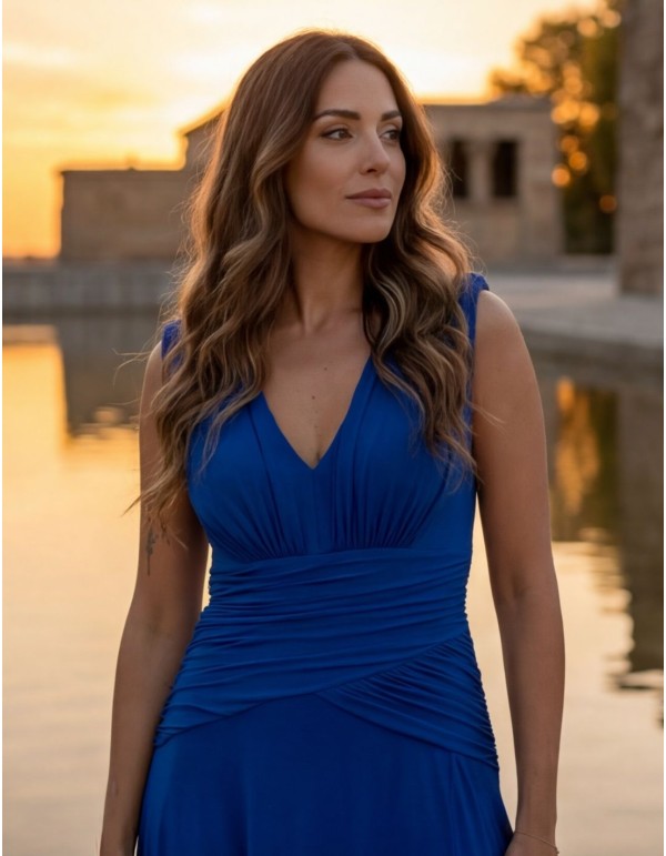 Vestido largo azul klein con escote en pico y drapeado 2