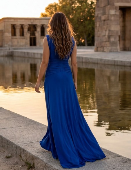 Vestido largo azul klein con escote en pico y drapeado