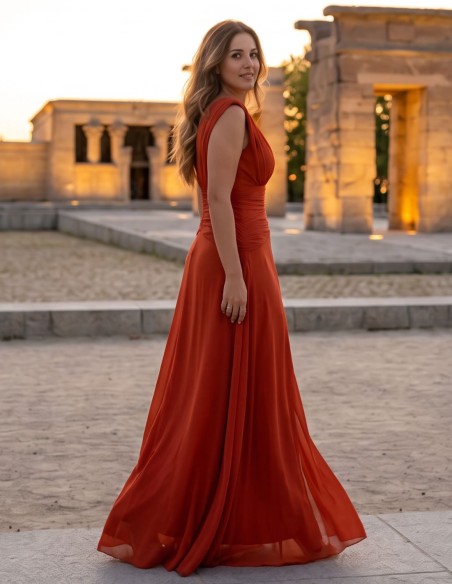 Robe longue de couleur rouille avec col en V et encolure drapée