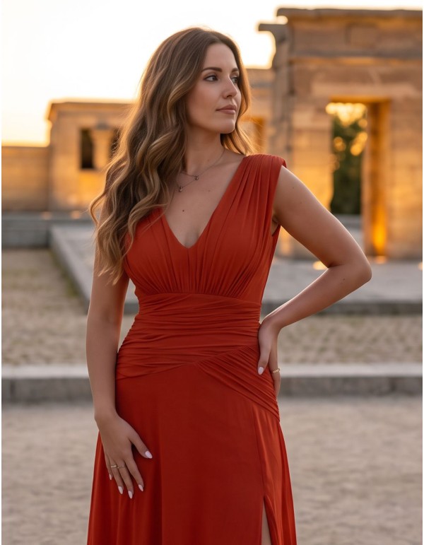 Vestido largo color teja con escote en pico y drapeado 2