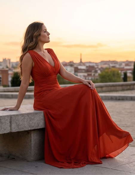 Robe longue de couleur rouille avec col en V et encolure drapée