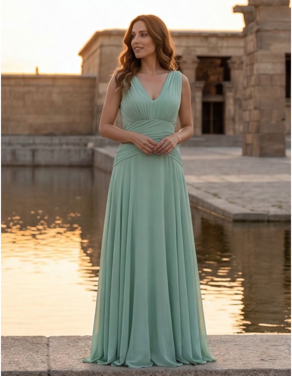 Vestido largo verde menta con escote en pico para invitada