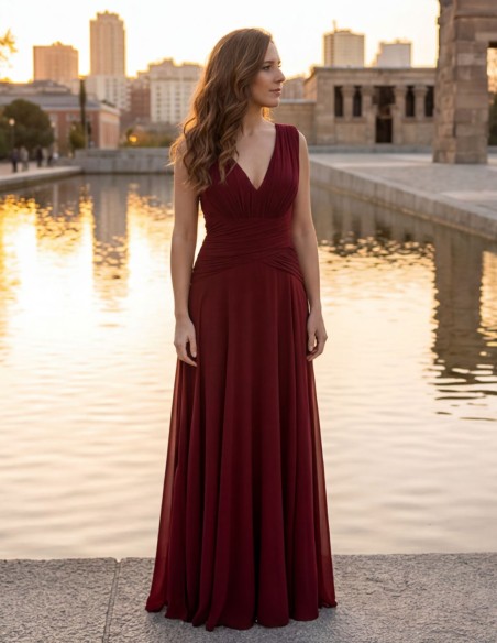 Vestido largo burdeos con escote en pico y drapeado en cintura para invitada