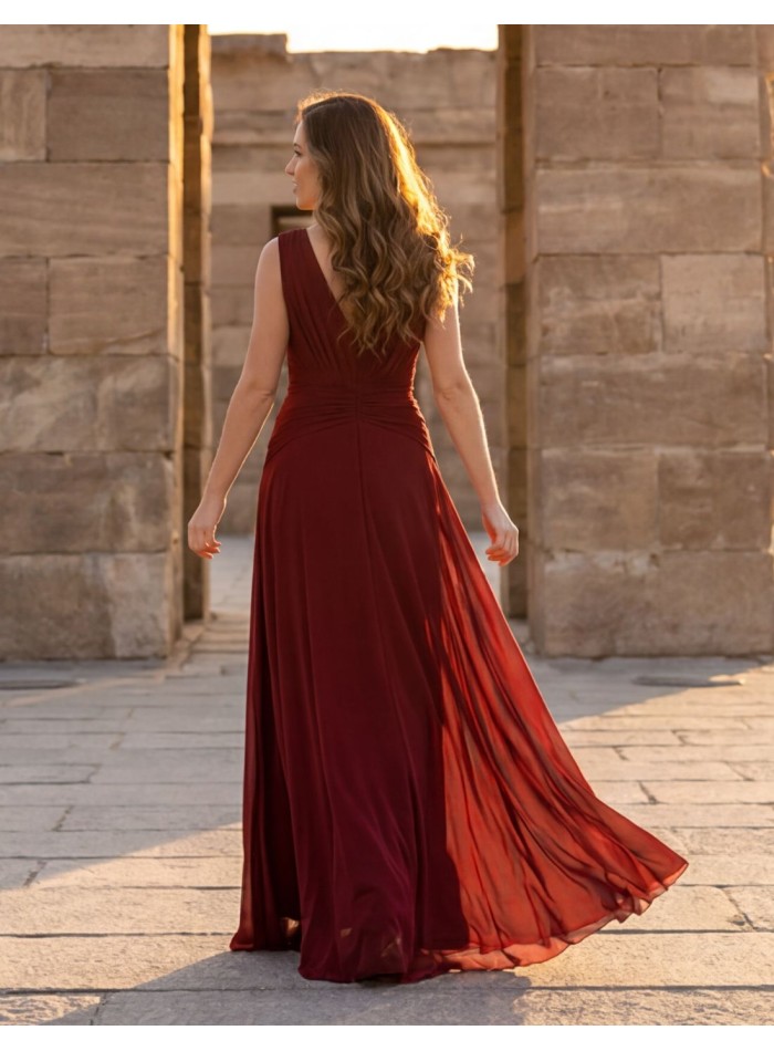 Longue robe bordeaux avec décolleté en V et...