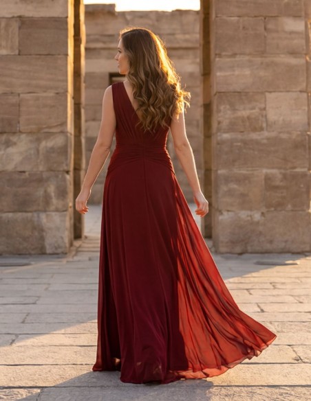 Long burgundy dress with V-neckline and draped waist for guests