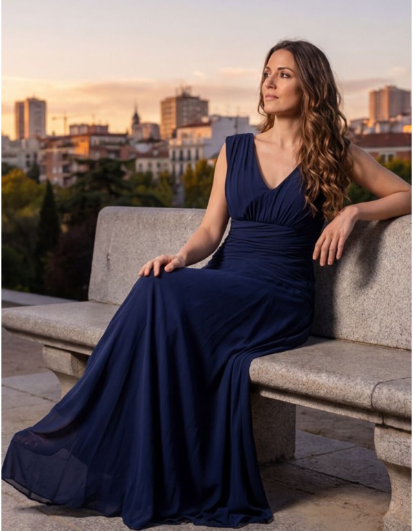 Vestido largo de invitada azul marino con escote en pico... 2