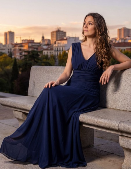 Vestido largo de invitada azul marino con escote en pico y cintura drapeada