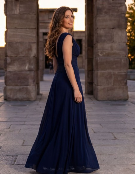 Vestido largo de invitada azul marino con escote en pico y cintura drapeada