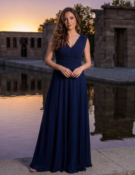 Vestido largo de invitada azul marino con escote en pico y cintura drapeada