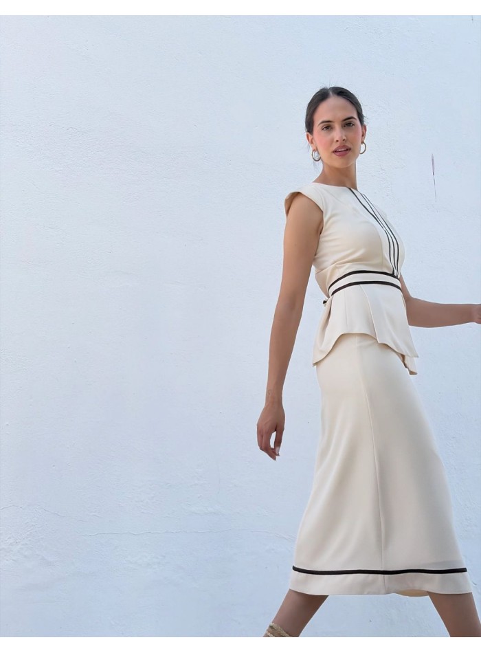 Robe d'invité midi en tissu léger et à volants