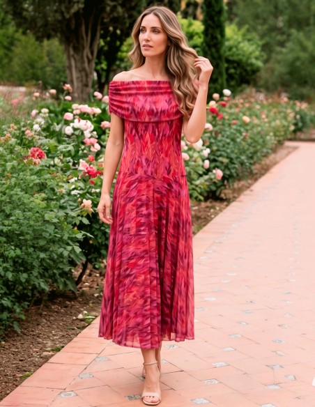 Longue robe midi dans les tons fraise avec une encolure multipositions