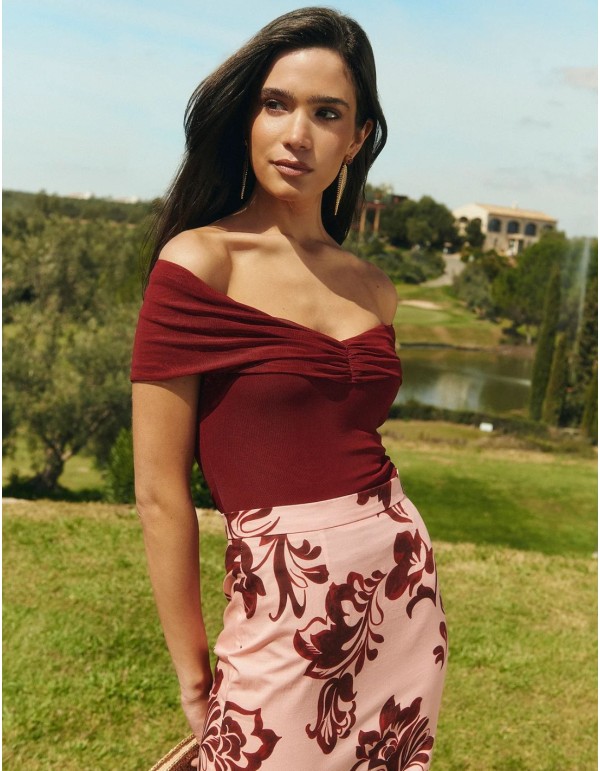 Top en tulle marron avec encolure bardot drapée