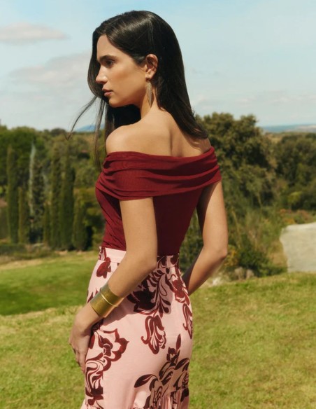 Top en tulle marron avec encolure bardot drapée