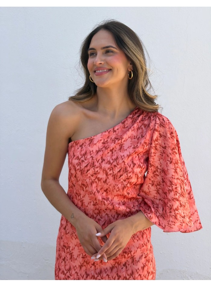 Vestido midi estampado en tonos coral con escote asimétrico