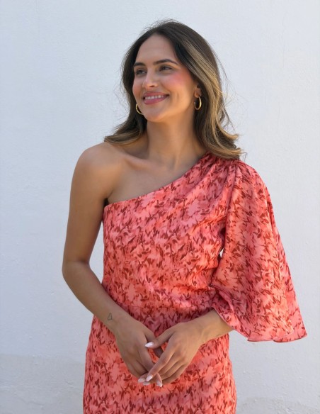 Vestido midi estampado en tonos coral con escote asimétrico