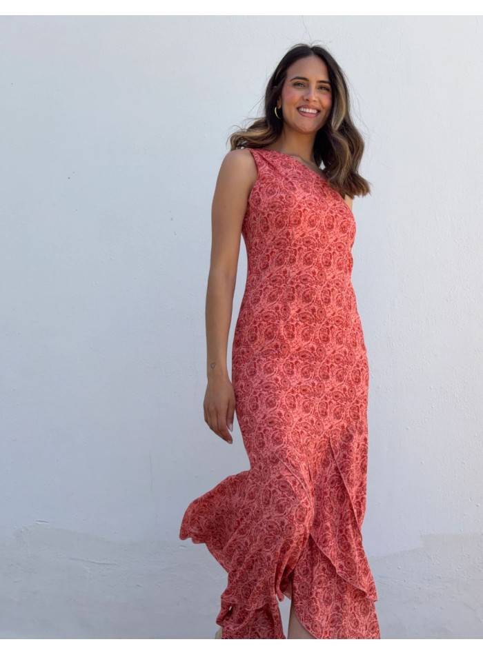 Vestido midi estampado en tonos coral con escote asimétrico