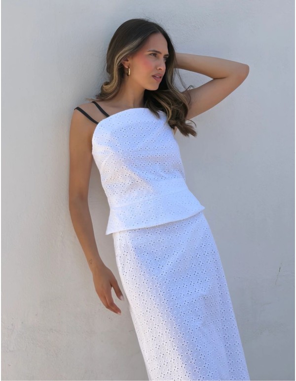 Conjunto blanco de bordado suizo con top de tirantes y falda midi
