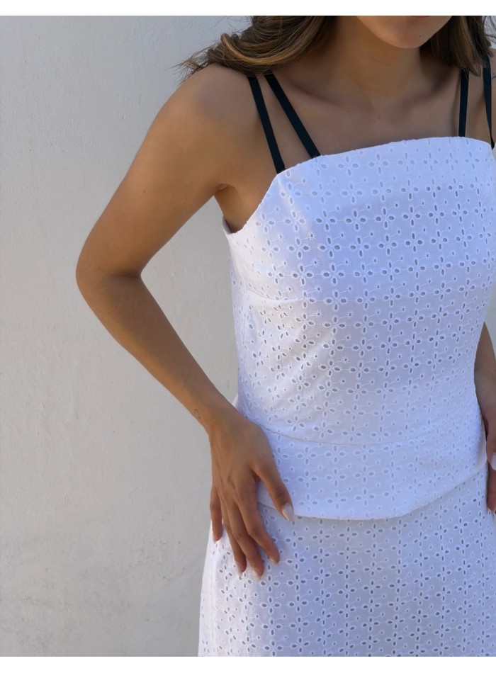 Conjunto blanco con top de tirantes y falda midi