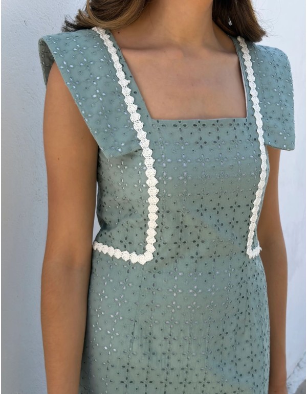 Vestido midi verde jade con bordado suizo y detalles en blanco 2