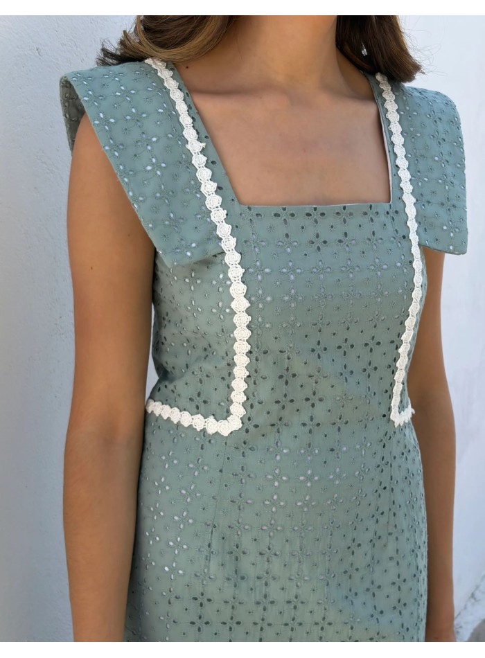 Robe midi vert jade avec broderie suisse et...