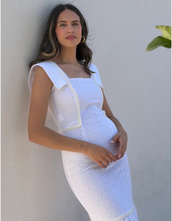 Robe midi blanche en broderie suisse pour les invités