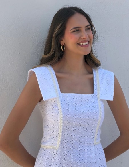 Robe midi blanche en broderie suisse pour les invités