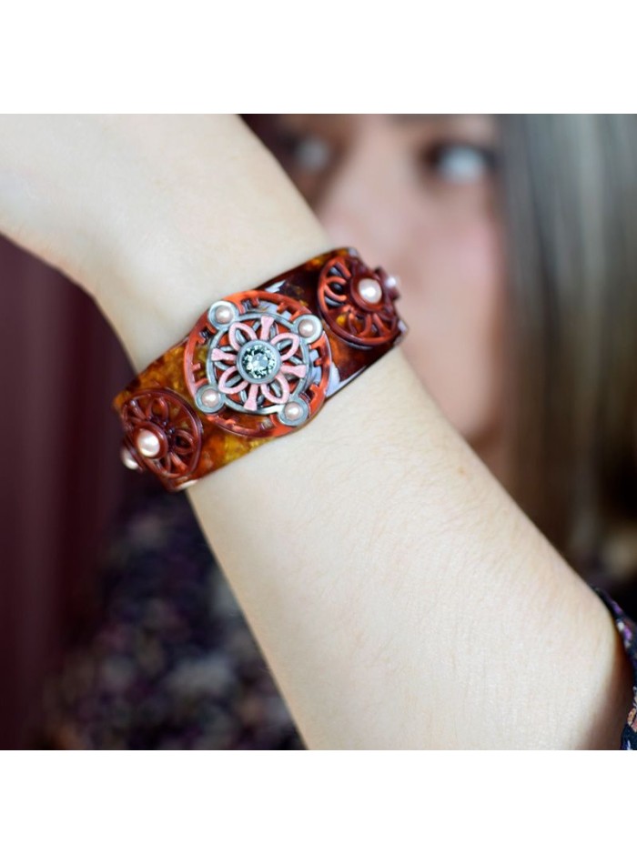Bracelet marron avec détails en perles de verre...