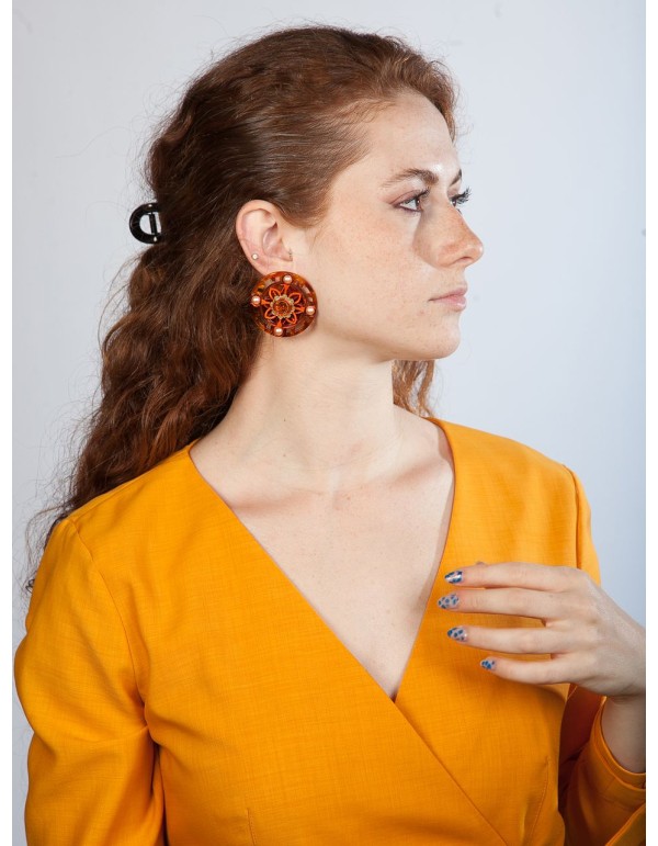 Circular earrings with crystal stones with pearlized effect