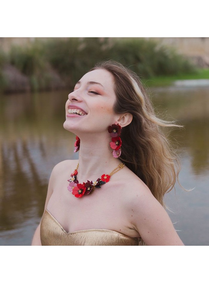 Pendientes largos de flores en color rojo para looks primavera