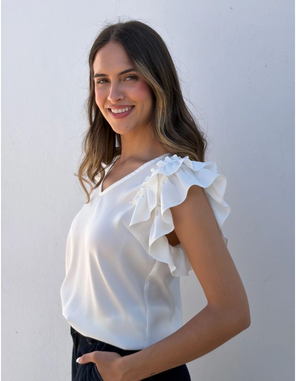 Blusa blanca con escote en pico y volantes en las mangas 2