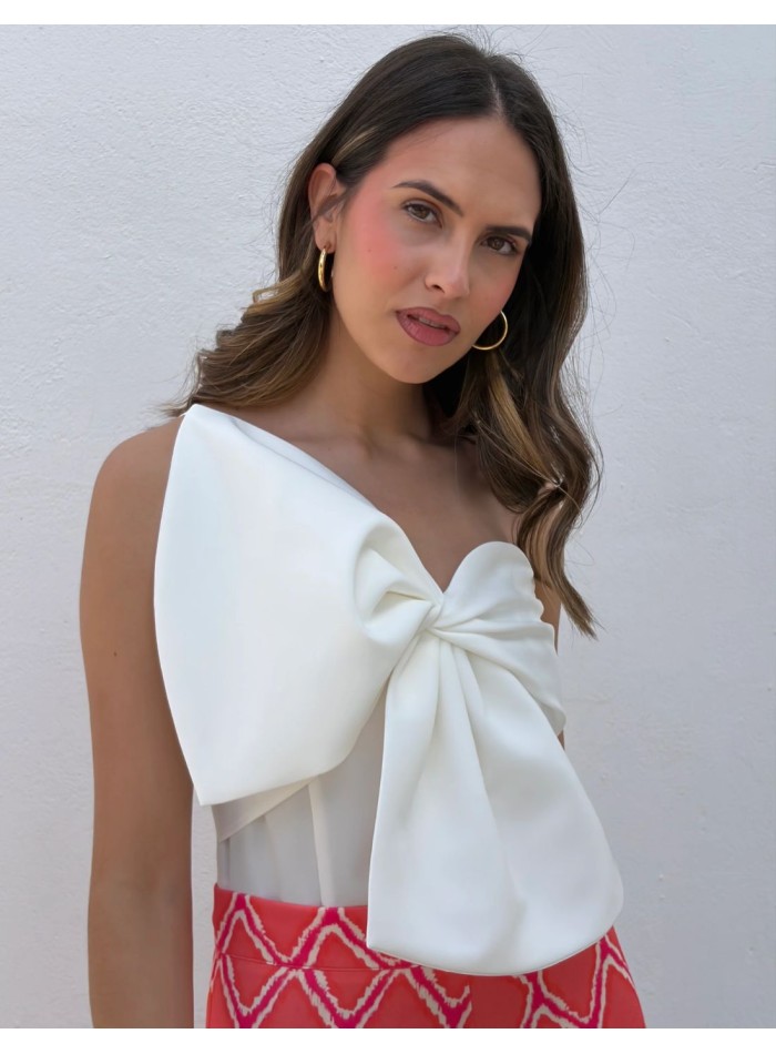 Top blanco con maxi lazo para invitada para eventos