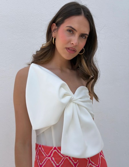 White top with maxi bow for guests