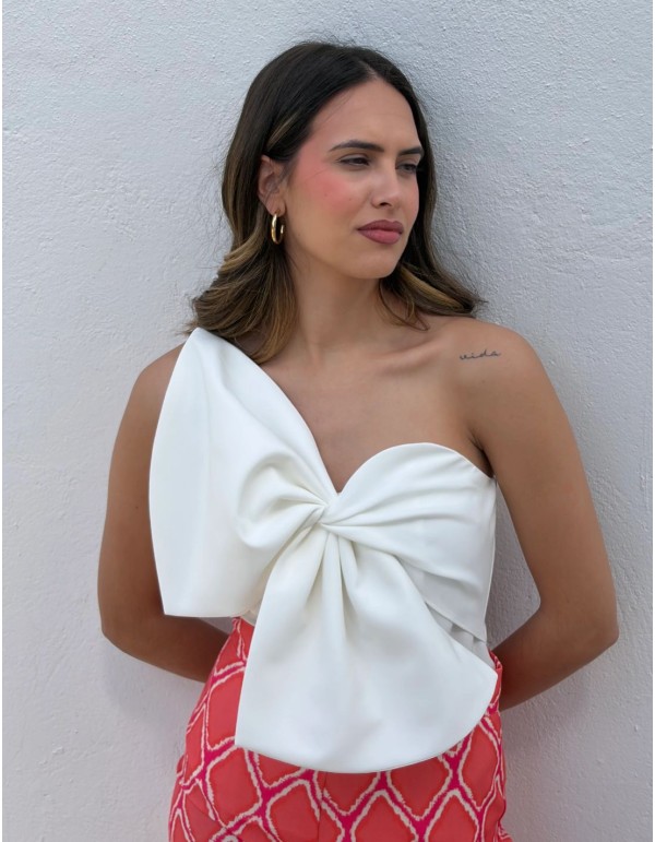 White top with maxi bow for guests
