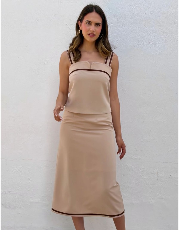 Ensemble couleur sable avec top brodé et jupe midi
