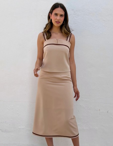 Conjunto de dos piezas color arena con top bordado y falda midi