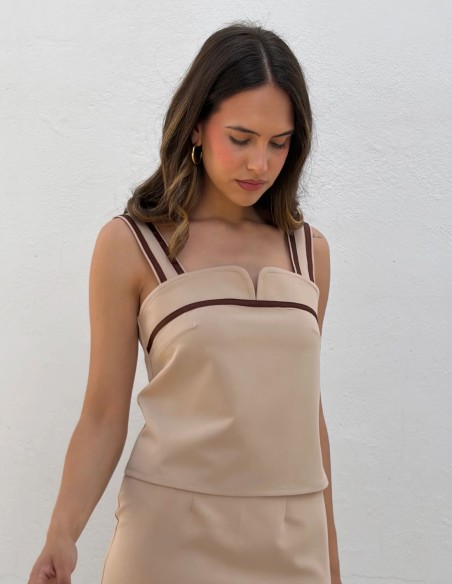 Conjunto en color arena con top bordado y falda midi