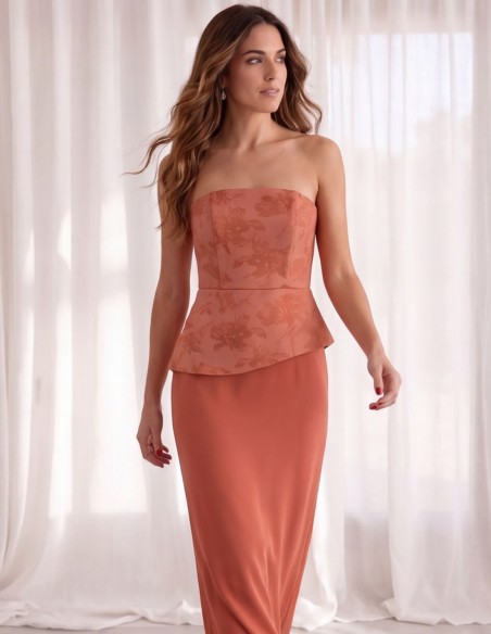 Ensemble deux pièces avec haut asymétrique et jupe midi