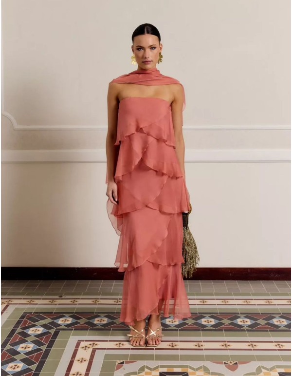 Vestido largo de invitada con volantes y escote palabra de honor