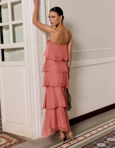 Robe d'invité longue en mousseline de soie à encolure sans bretelles et superposée