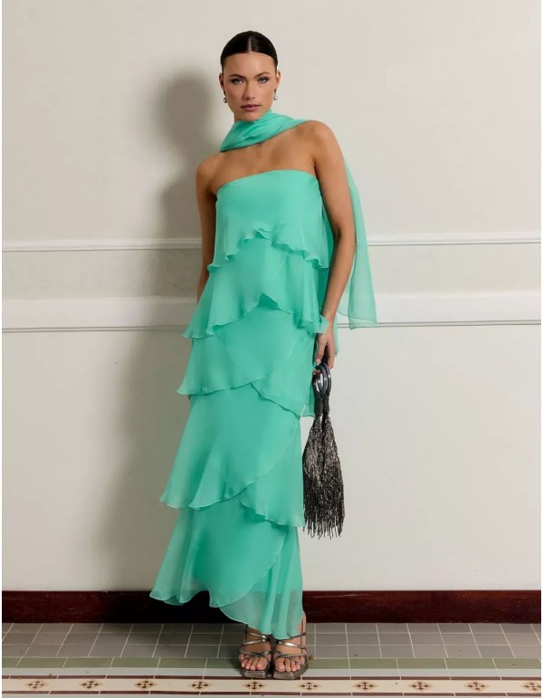 Vestido largo de invitada con escote palabra de honor y capas de gasa en verde agua