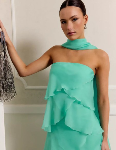 Vestido largo verde agua con escote palabra de honor y capas de gasa