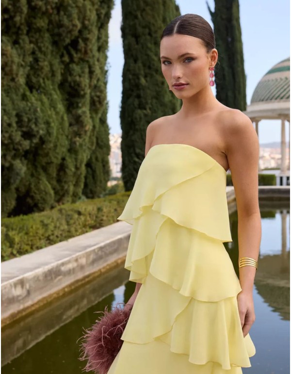 Vestido largo con escote palabra de honor y capas de gasa en amarillo 2