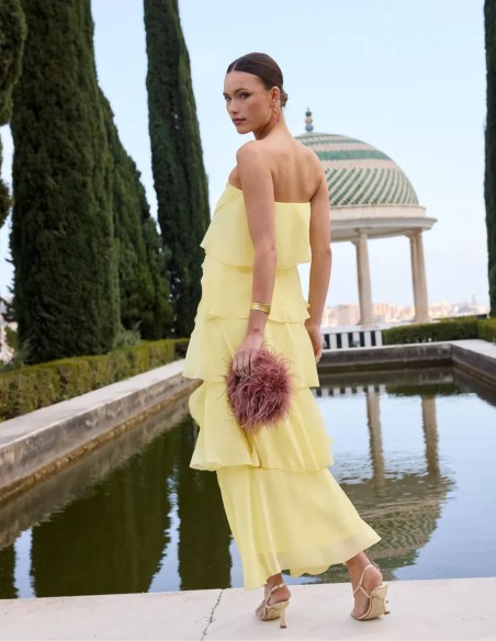 Robe longue avec encolure sans bretelles et couches de mousseline de soie en jaune