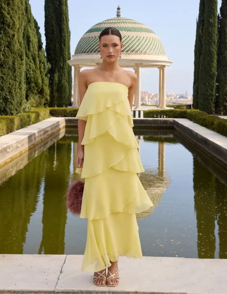 Robe longue avec encolure sans bretelles et couches de mousseline de soie en jaune