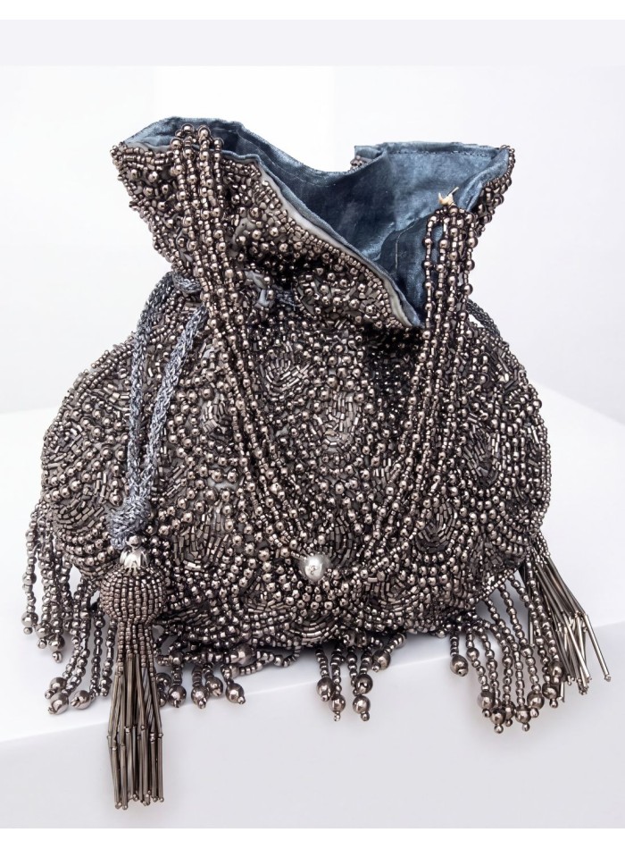 Bolso bombonera plateado con abalorios y flecos para invitada