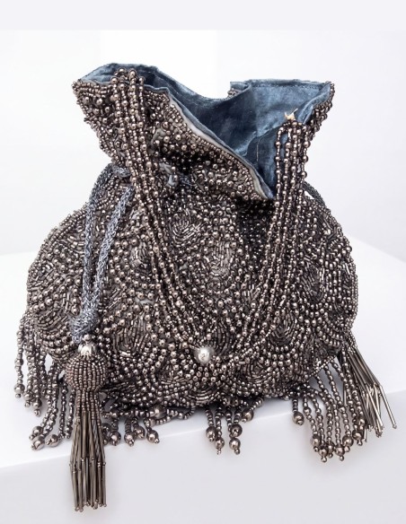 Bolso bombonera plateado con abalorios y flecos para invitada