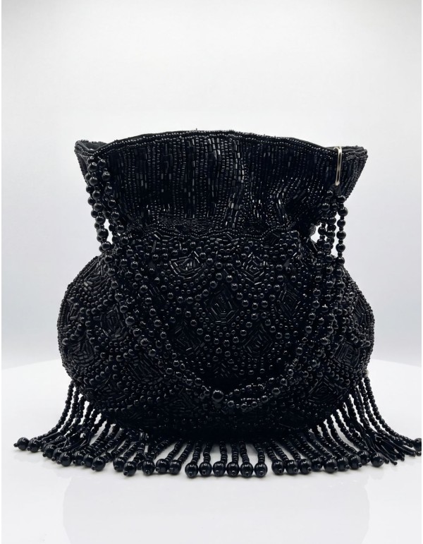 Bolso bombonera negra con abalorios y flecos para invitada