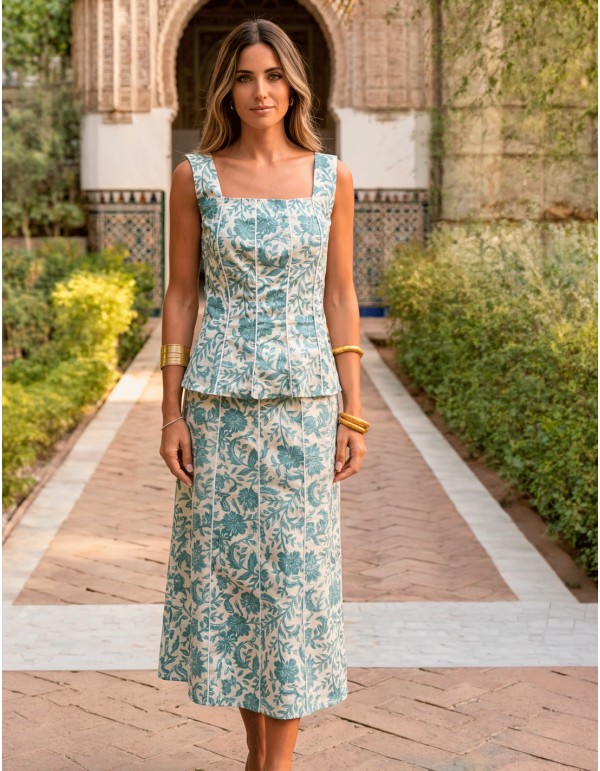 Tenue d'invité bleu à imprimé floral avec jupe midi
