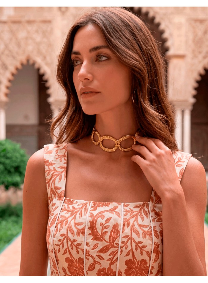 Large gold choker with links for guests