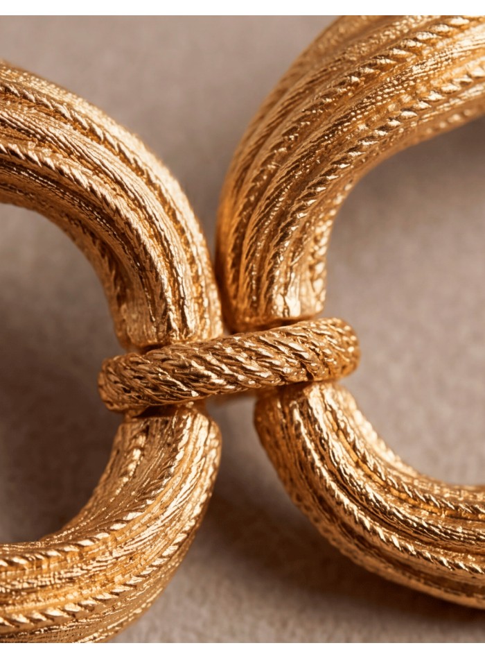 Choker dorado grande: el accesorio perfecto para elevar cualquier estilismo